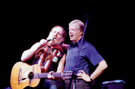 Southern Harmony: come Jimmy Carter e il Rock del Sud hanno cambiato l'America Storia di un insolito legame americano tra musica e potere, dal Presidente Carter per poi guardare anche a Roosvelt, Kennedy e Bill Clinton.